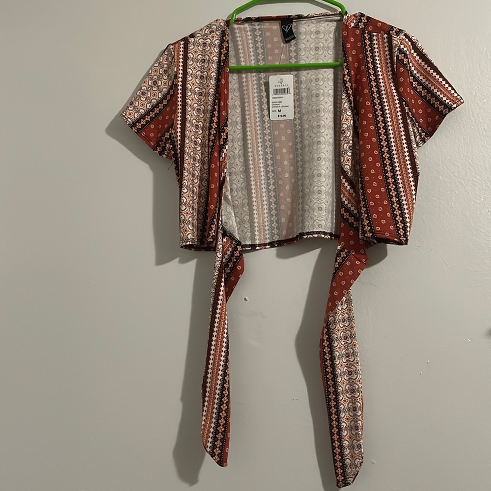 Tiable crop top.